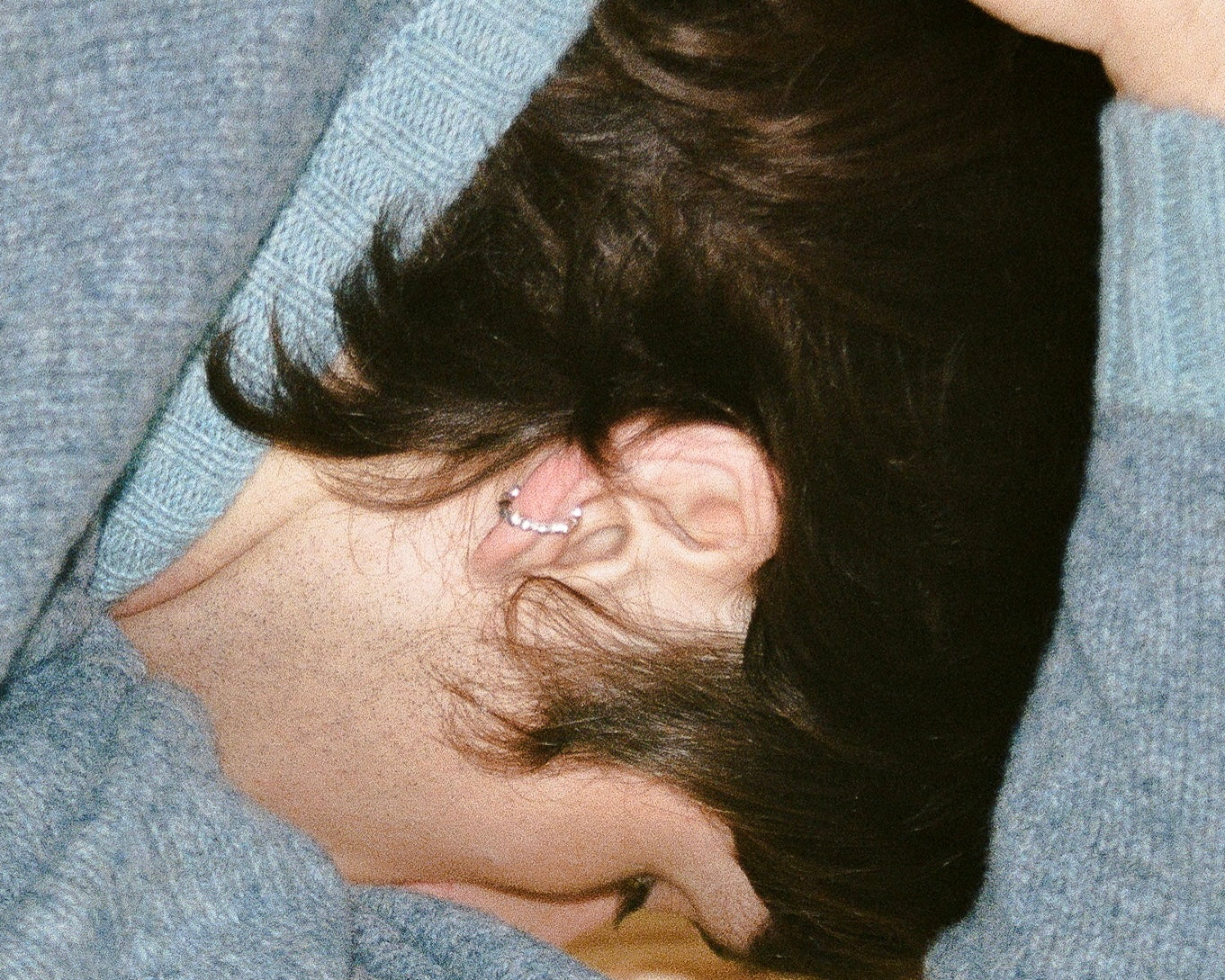 Cuff d’oreille minimaliste en vermeil et argent recyclé, bijou fin et discret porté à l’oreille – Osmo Paris