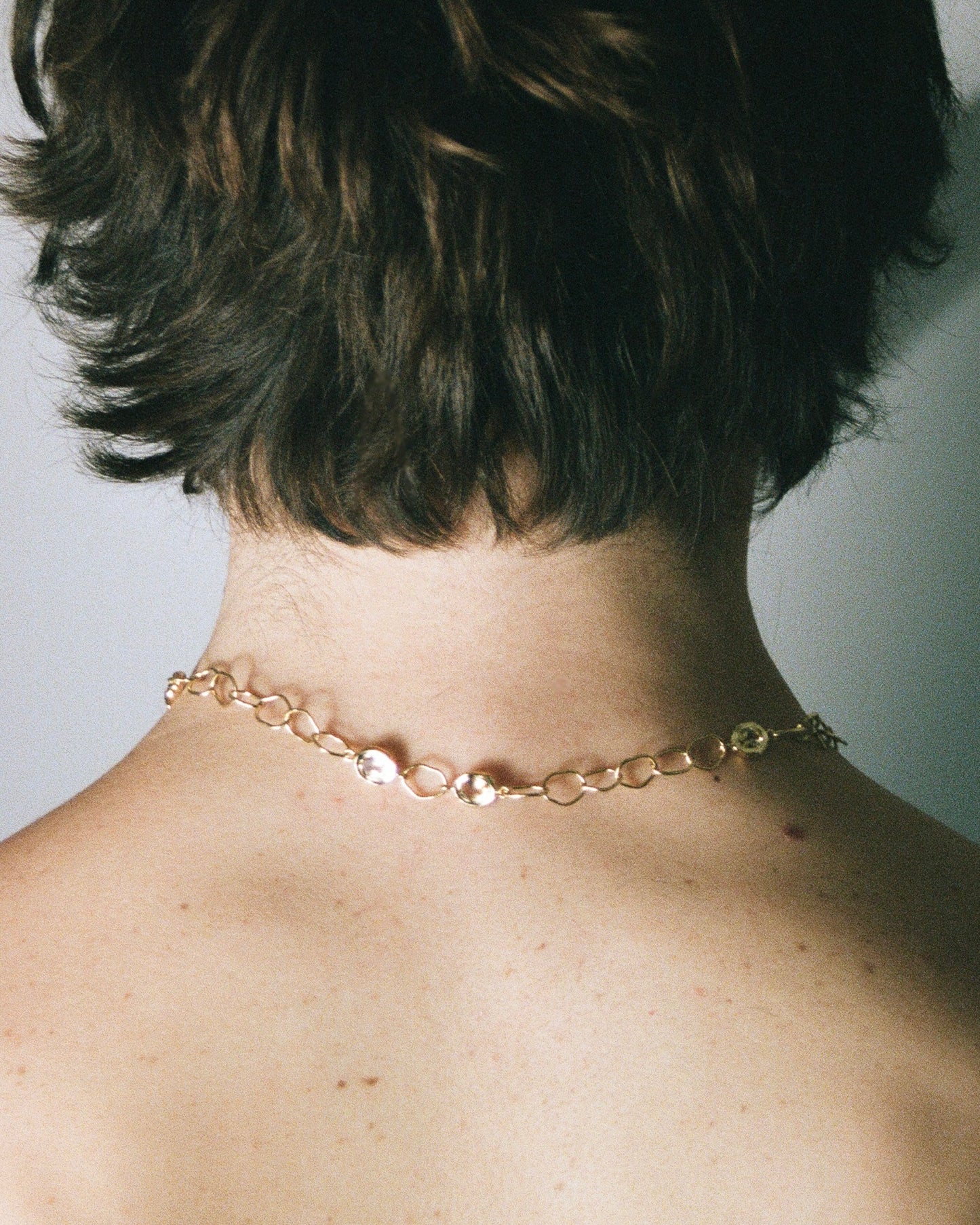 Collier minimaliste en vermeil et argent recyclé porté au cou, bijou fin et éthique – Osmo Paris