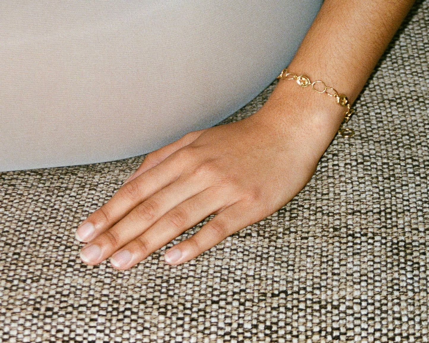 Bracelet en vermeil et citrine porté au poignet, bijou minimaliste et contemporain – Osmo Paris