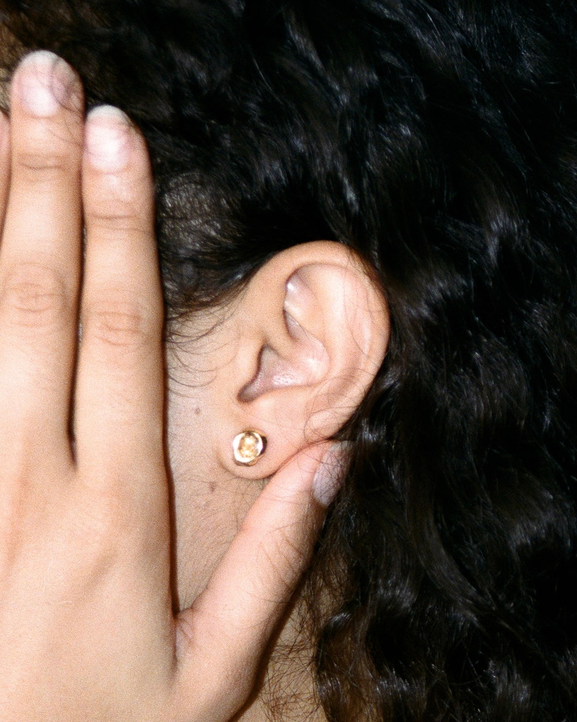 Boucle d’oreille puce en vermeil et citrine, bijou discret et minimaliste porté à l’oreille – Osmo Paris