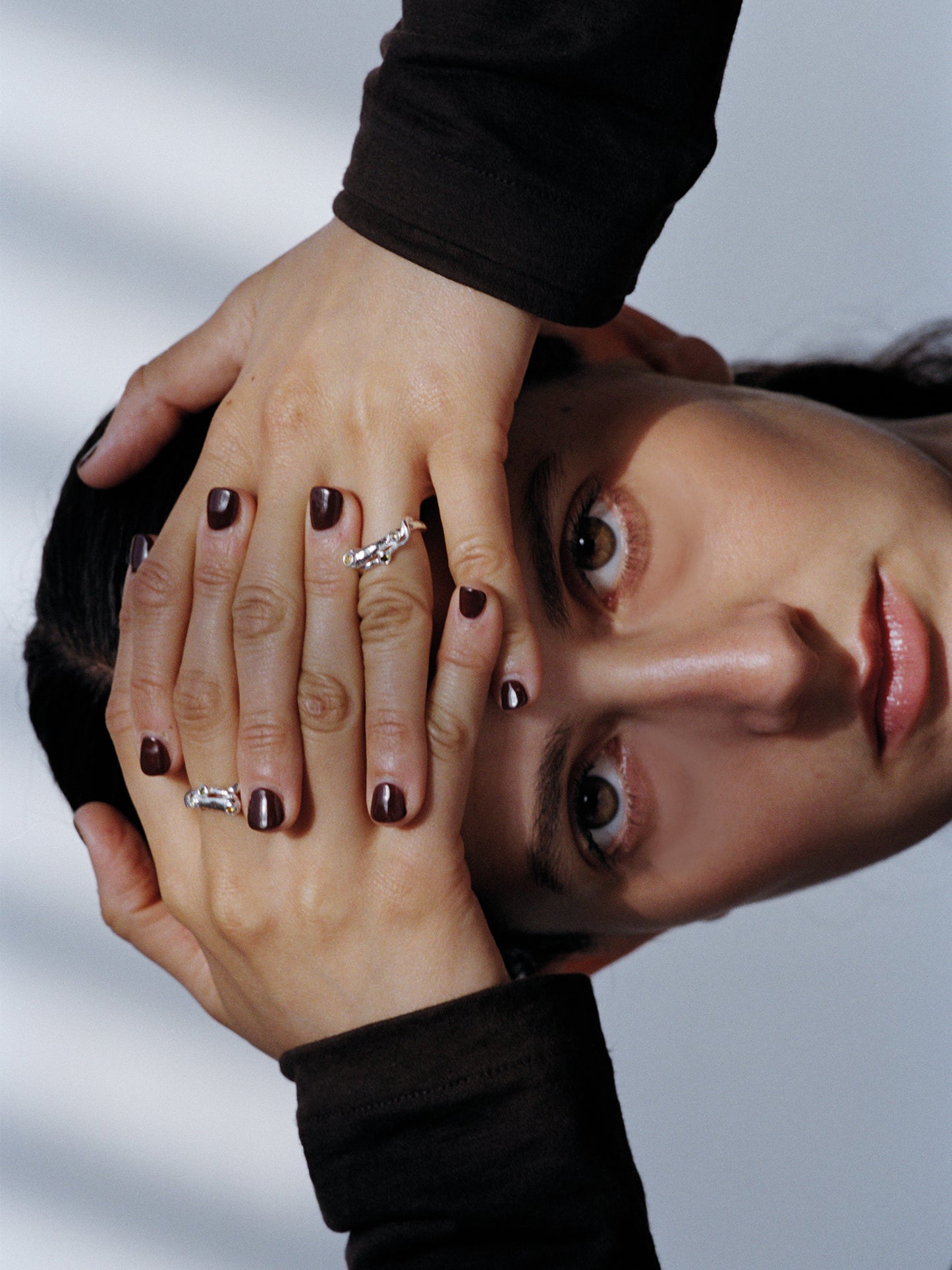 Bague minimaliste en argent recyclé 925 sertie de pierres fines aux tons ocres et olives – Osmo Paris