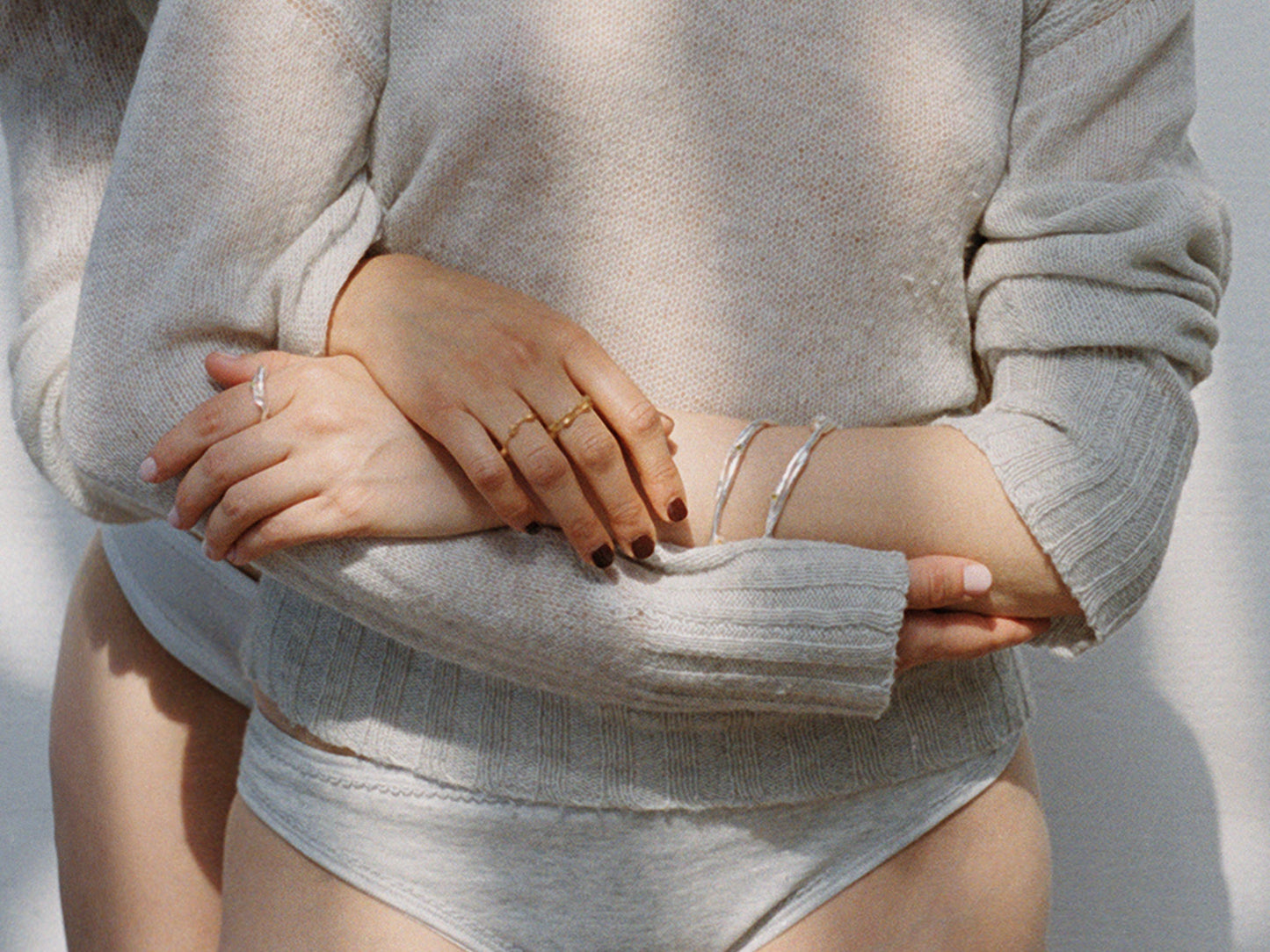 Bague minimaliste en argent recyclé 925 sertie de pierres fines aux tons ocres et olives – Osmo Paris