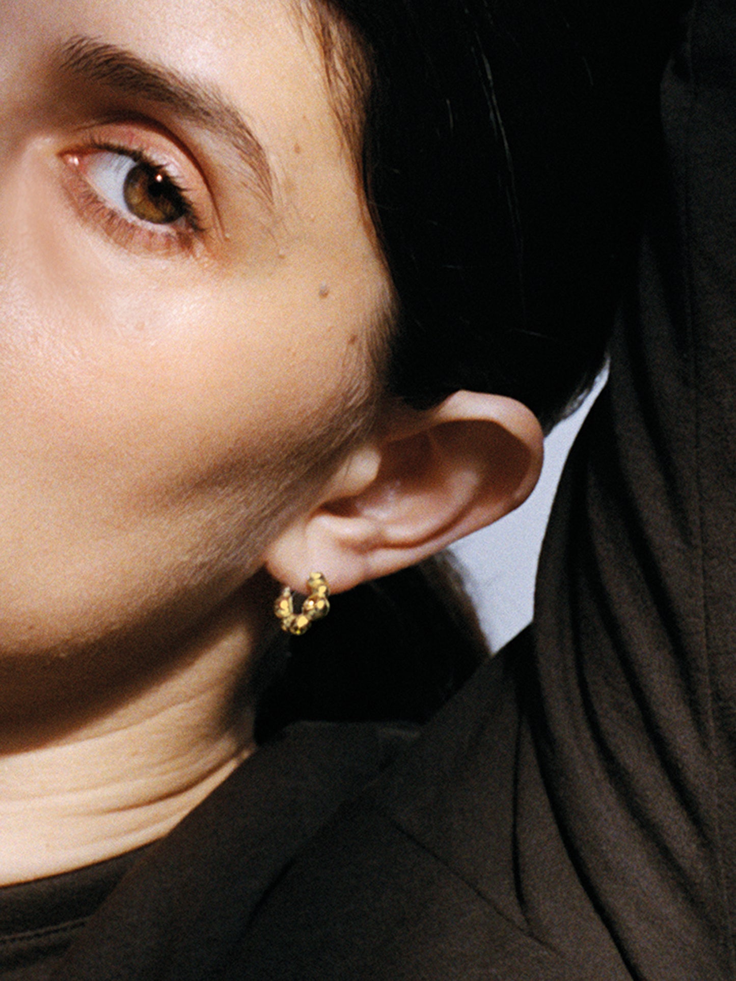 Boucle d’oreille minimaliste en vermeil sertie de pierres fines aux tons ocres et olives – Osmo Paris