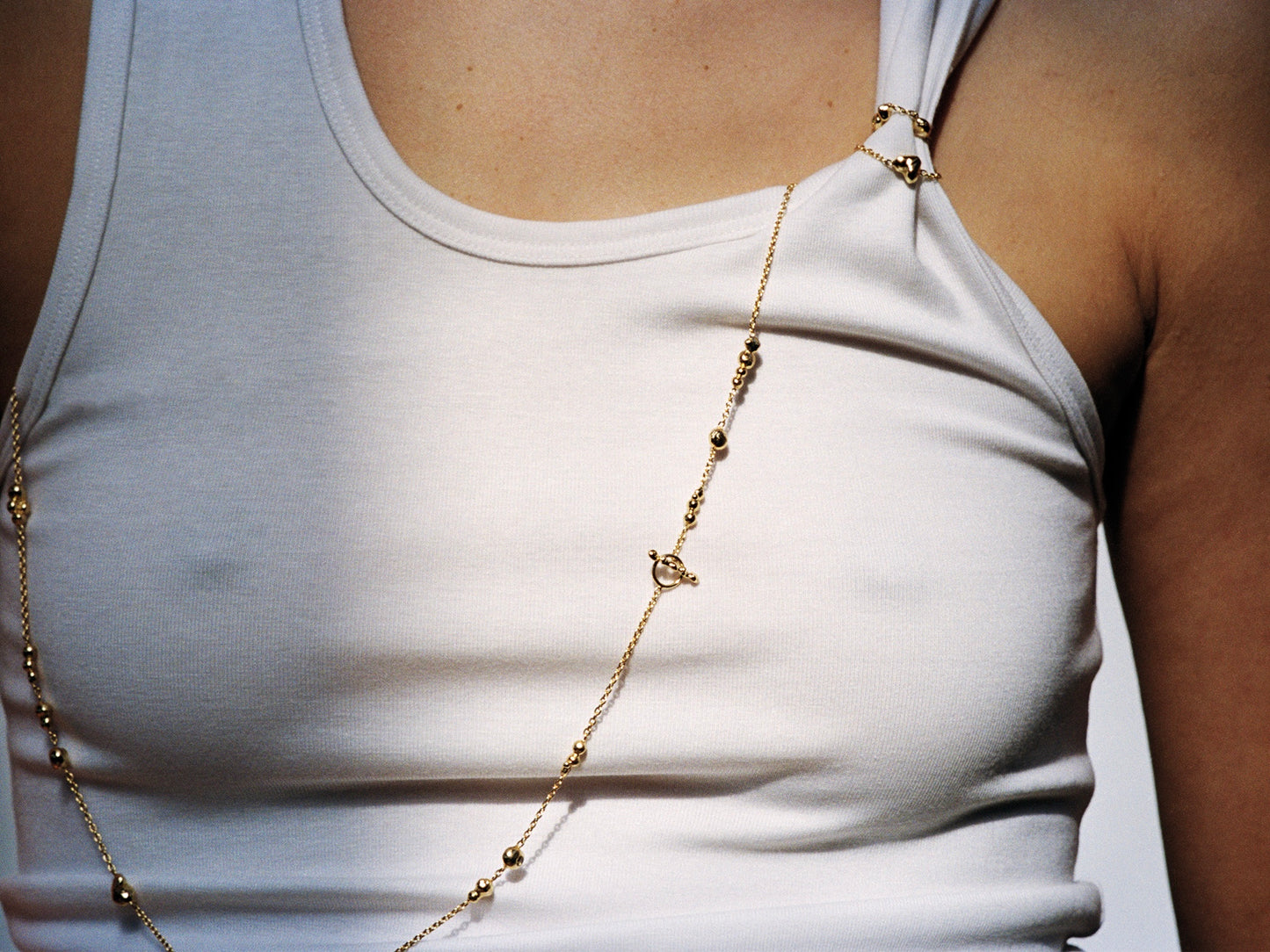 Collier Mobile Osmo Paris porté en sautoir, bijou minimaliste et organique en argent recyclé