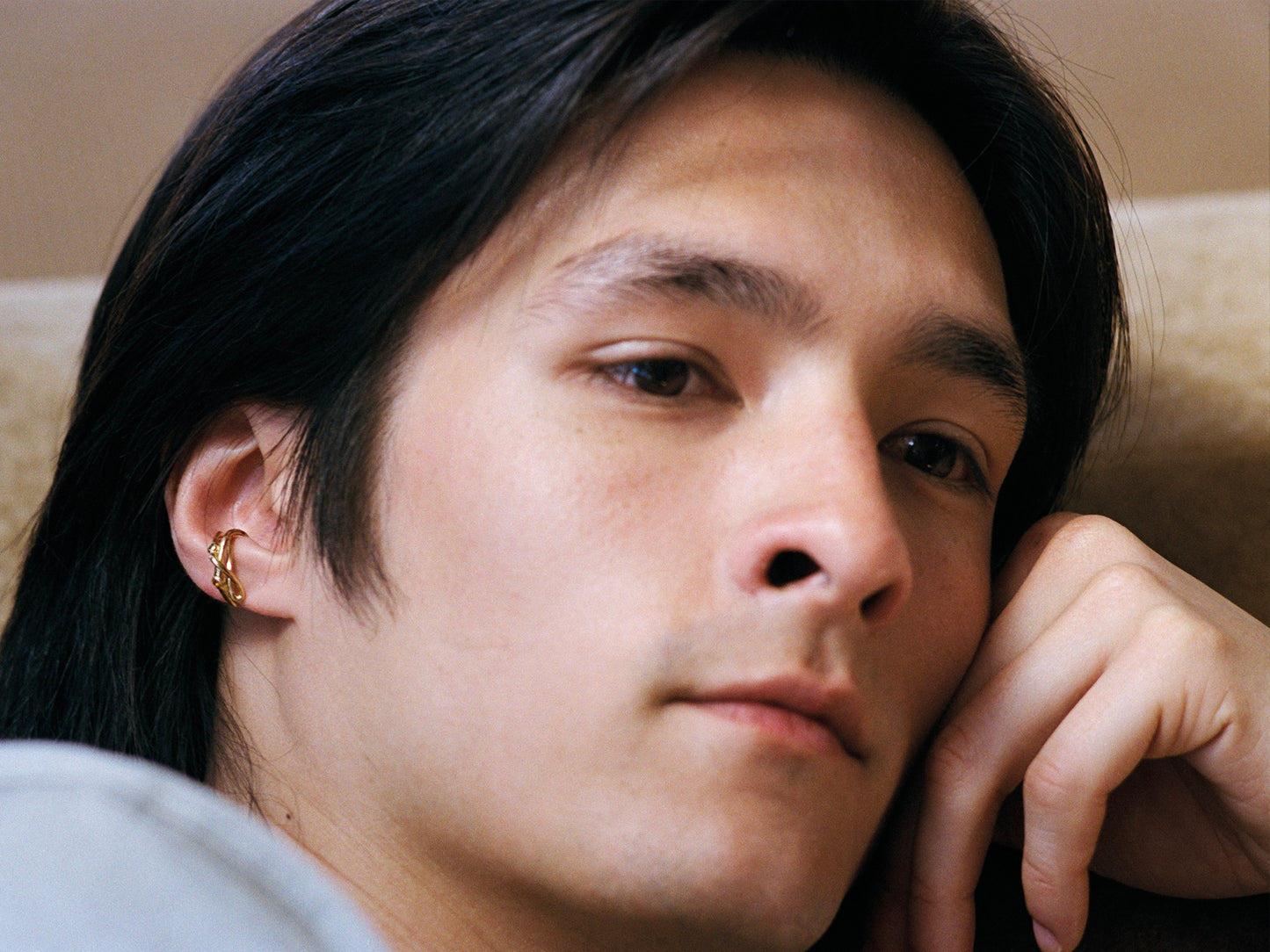 Cuff d’oreille minimaliste en argent recyclé 925 serti de pierres fines aux tons ocres et olives – Osmo Paris