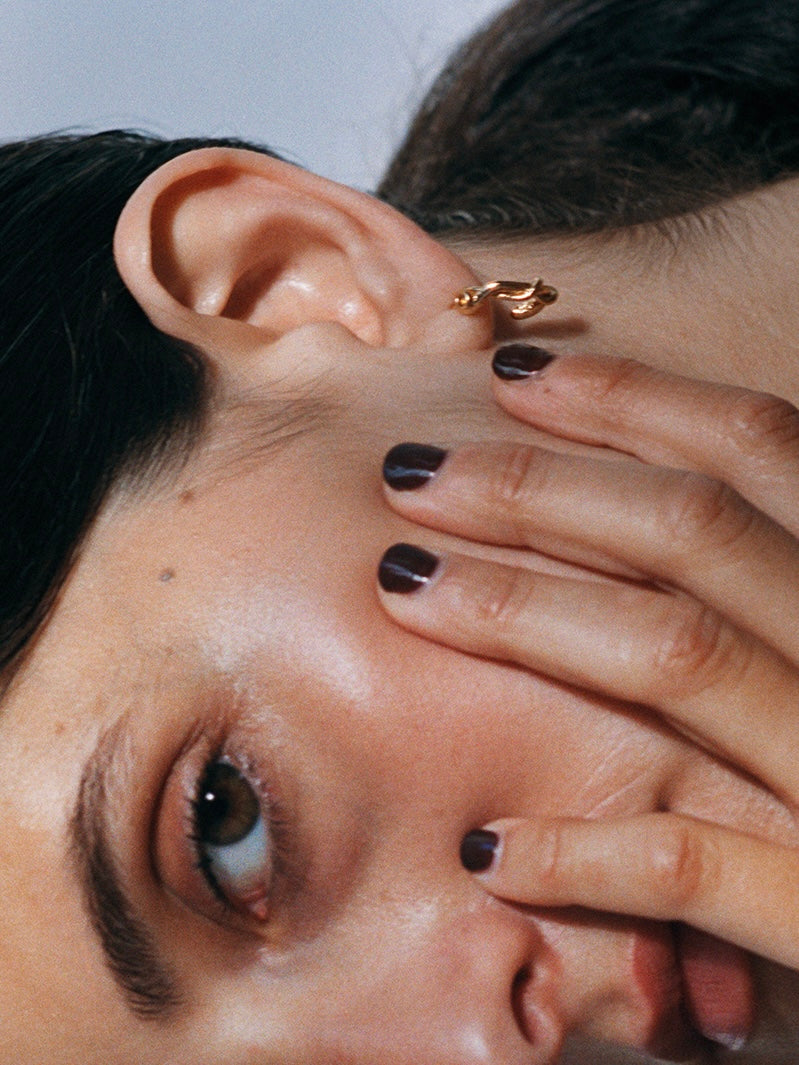 Boucle d’oreille minimaliste en vermeil sertie de pierre fine aux tons ocres et olives – Osmo Paris